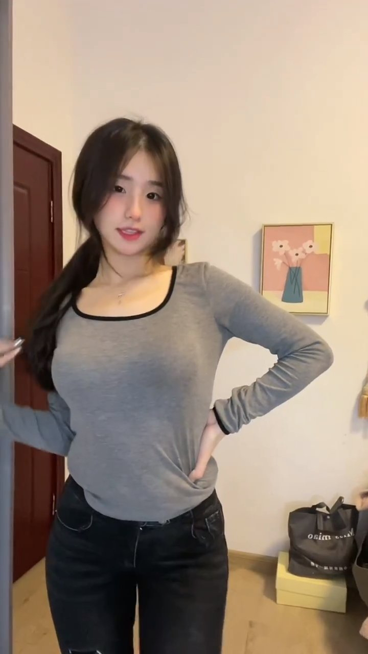 这美女眼神拉丝了