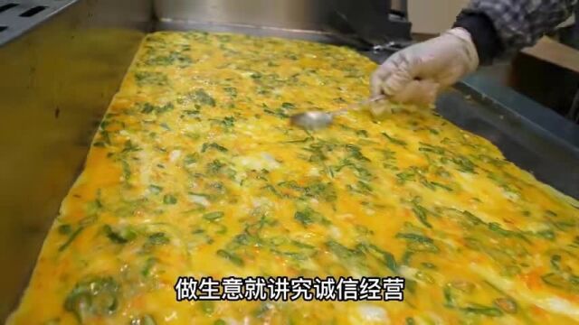 小伙在小吃店工作工资6000变3000,直接在对面摆小吃摊,东家后悔