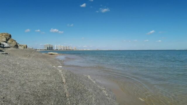 坐在乳山银滩海之缘小区海滨礁石上,观海听涛海水清澈见底