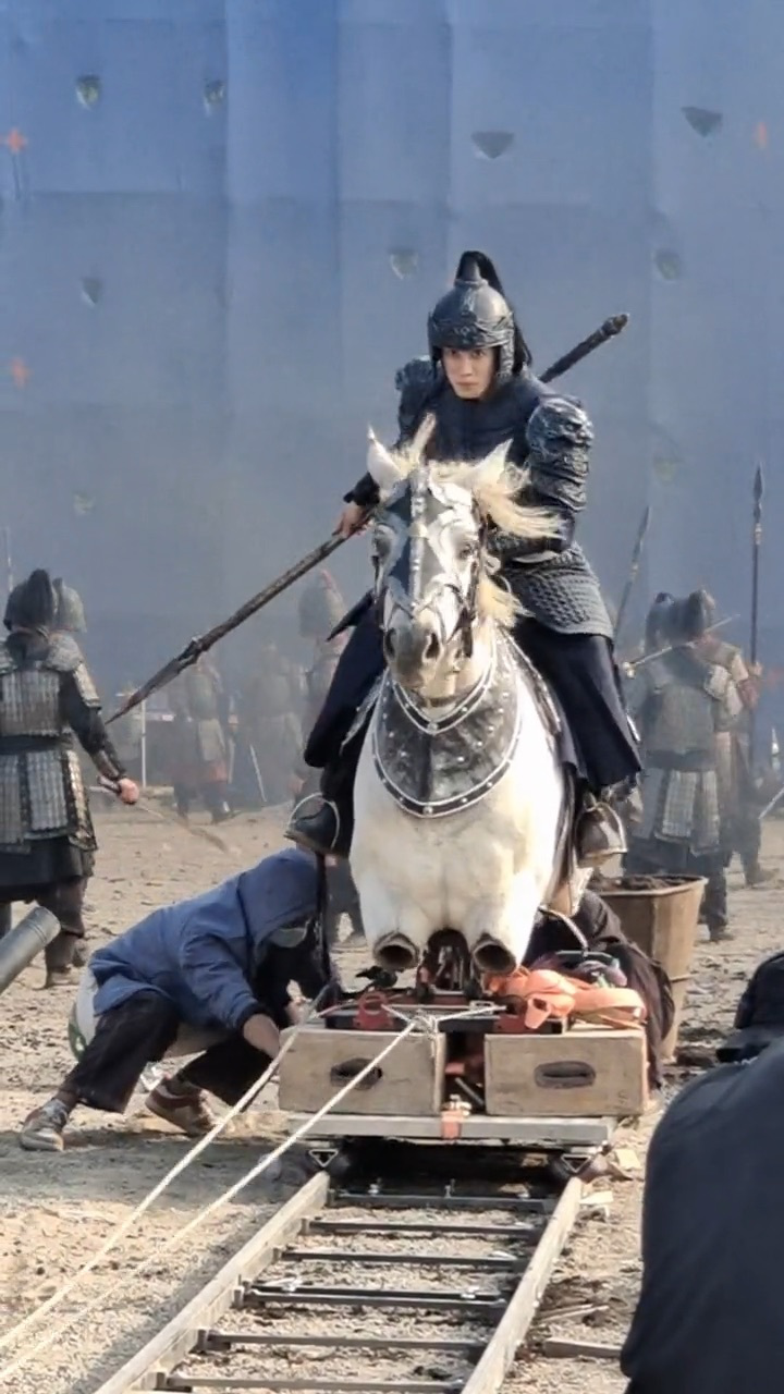 男演员骑马征战沙场原来这样拍的
