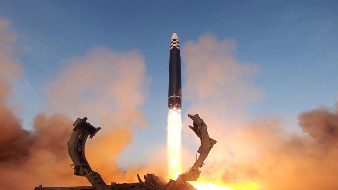 高清画面:朝鲜试射洲际弹道导弹"火星-17"