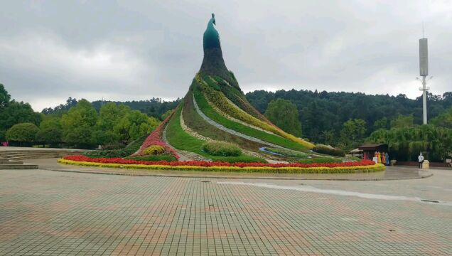 云南昆明世博园巨型孔雀花束雕像神秘而梦幻 仪态端庄满花团宛如西游神话剧中孔雀大明王