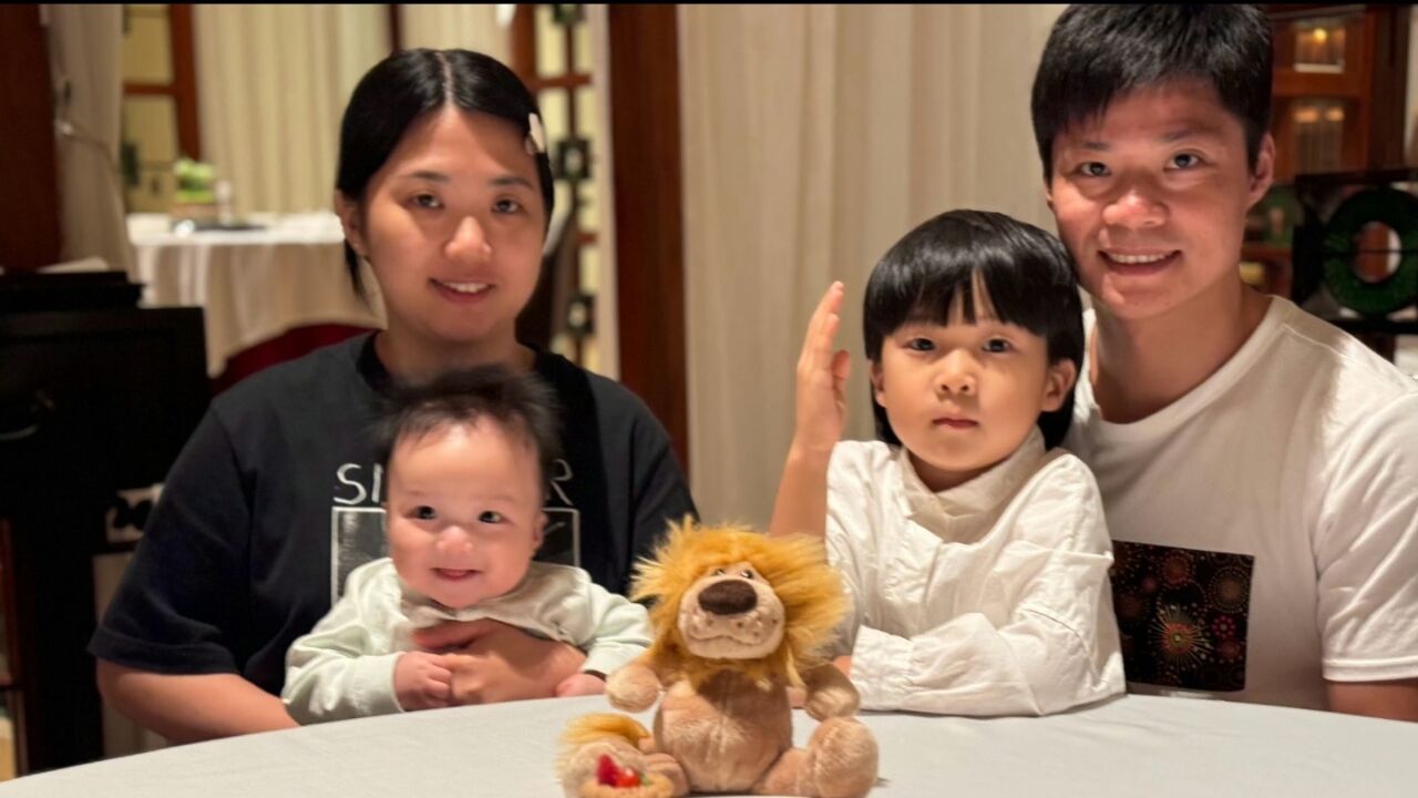 苏炳添全家福出炉:一家四口很幸福!中国飞人在杭州收获奥运铜牌