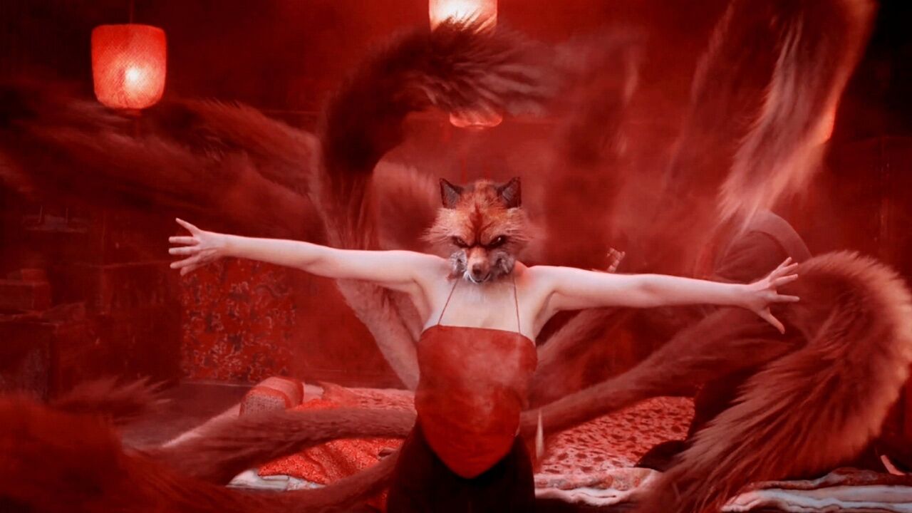 大尺度民间惊悚怪闻99俩兄弟去寡妇家借宿,谁成想女人竟是狐仙所变!