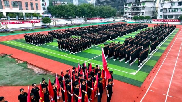 热血沸腾的青春,以国防之名汇聚.彰显勃发朝气,青春无悔的选择.让我们为他们点赞,为他们的勇敢与坚毅喝彩!