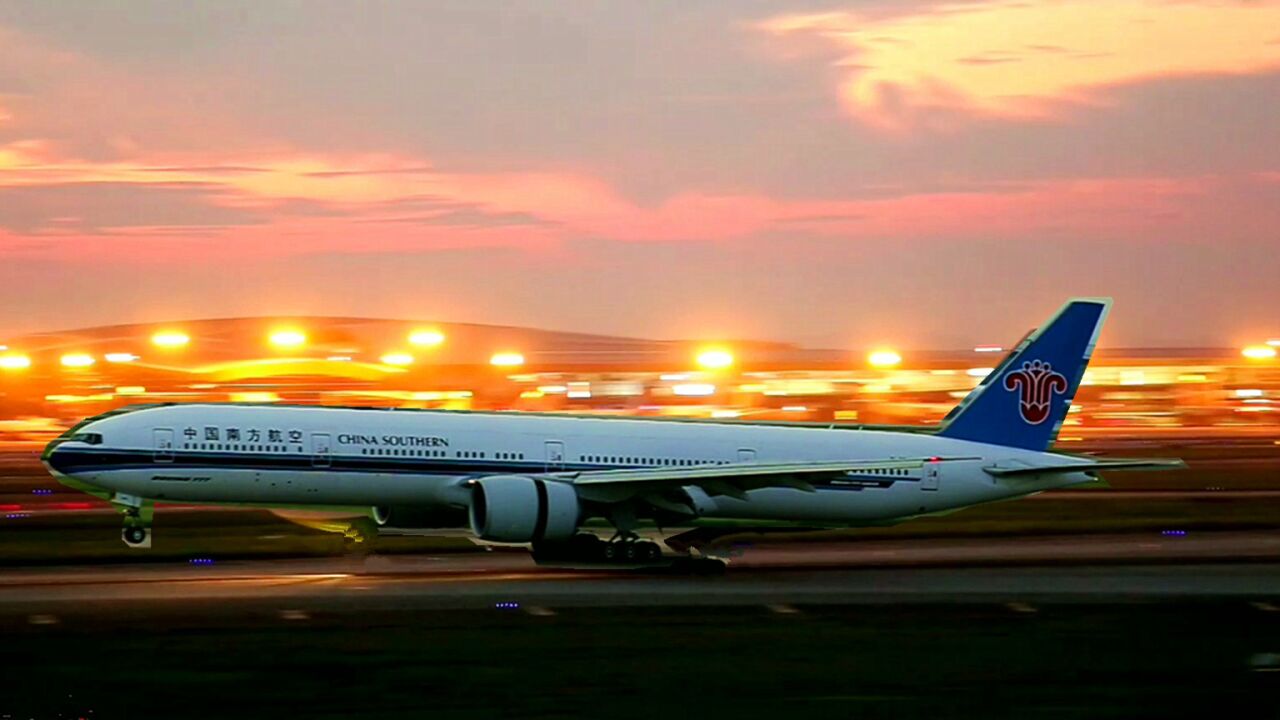 广州白云机场,身挂两台737的南航波音777客机降落滑行,太强悍了