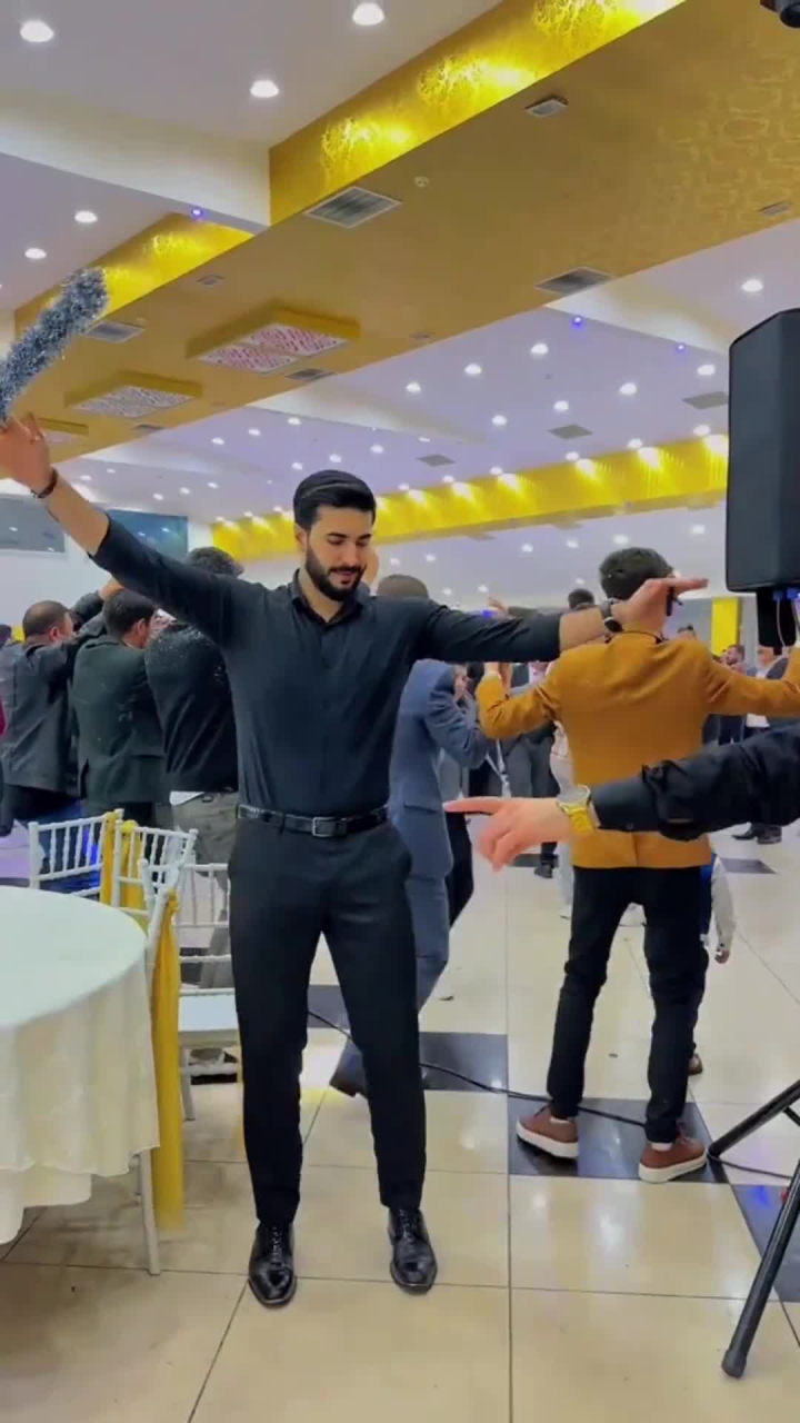 会跳舞的男人就是帅,在迪拜婚礼上跳舞,这伴郎气质拿捏死死的