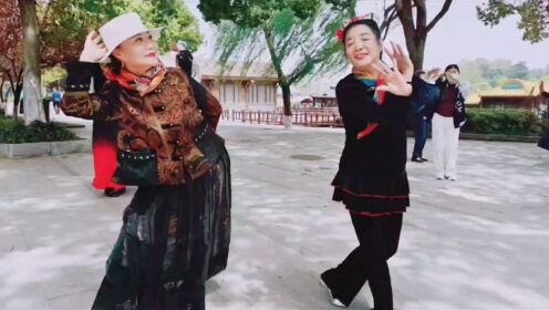 来跳新疆舞：黄姐与醉梦的《吐鲁番的葡萄熟了》！