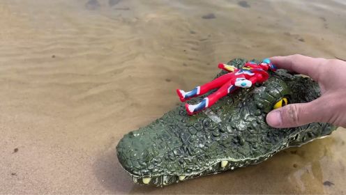 沙滩发现遥控鳄鱼，背上驮着神秘超人玩具和大怪兽，龙战士星源