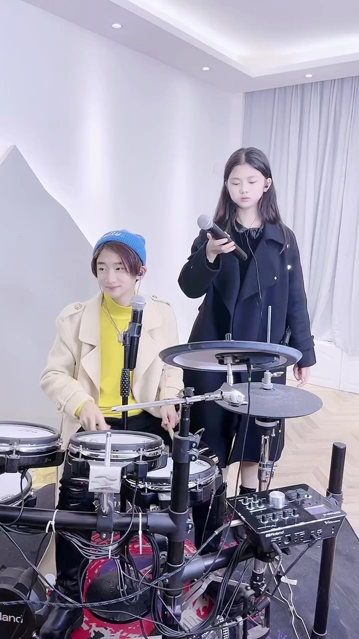 这歌只有我爱听吗? 小天一妈妈(三姐) #架子鼓 #雨儿爱唱歌