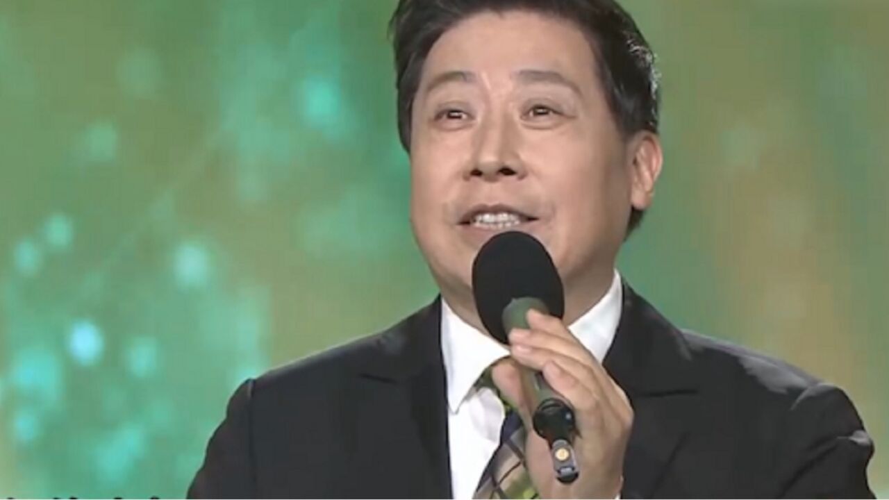 魏金栋演唱《亲一亲我的大别山》,悠扬歌声,撩拨心弦