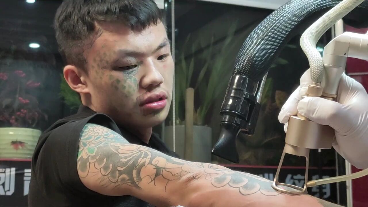 17岁纹面男孩,被流量包围的人生