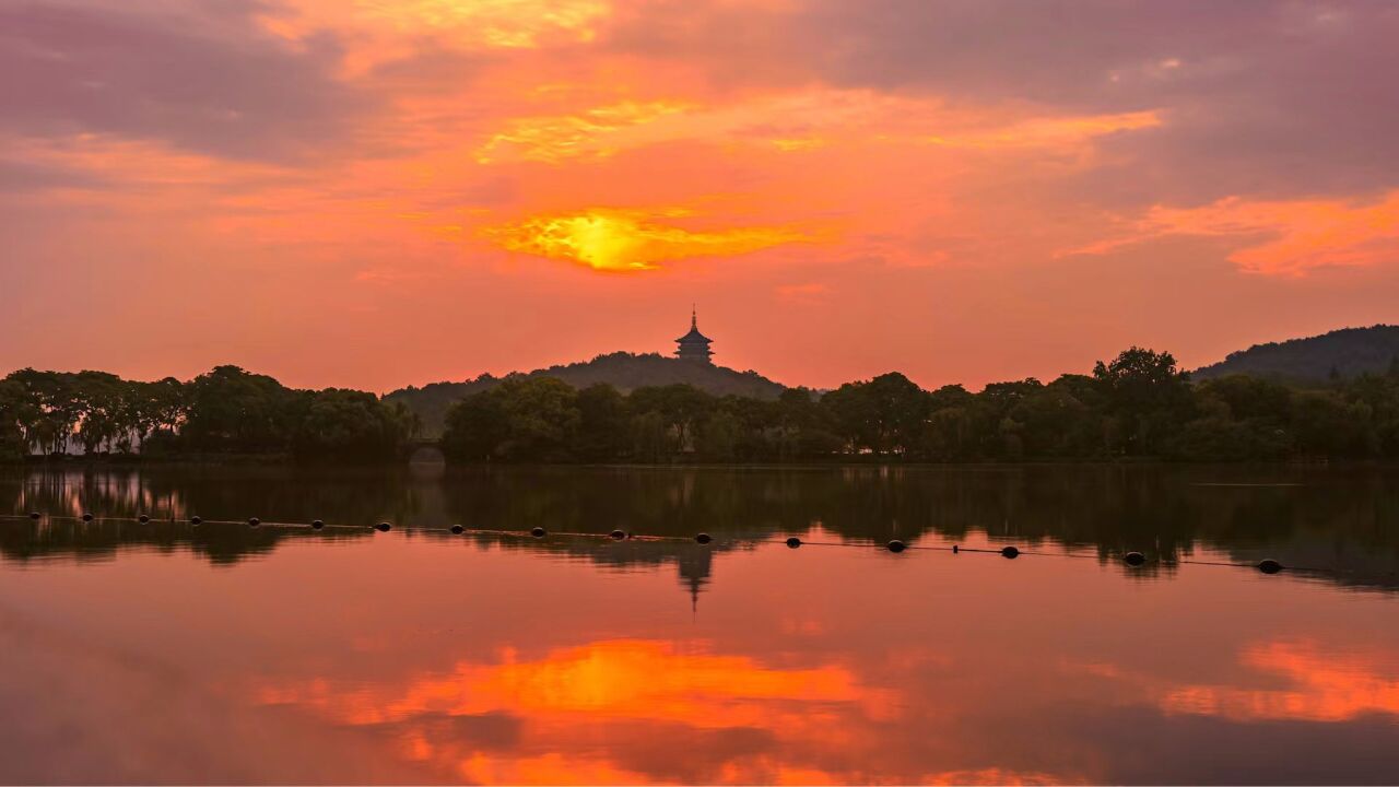 浪漫!摄影师延时拍摄西湖朝霞美如油画