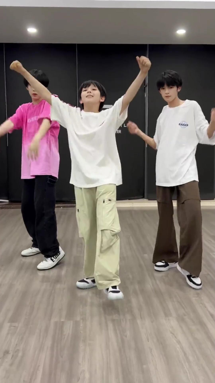 TF家族四代练习生王浩陈浚铭汪浚熙舞蹈视频,该说不说这舞蹈功底还是很可以的_高清1080P在线观看平台_腾讯视频