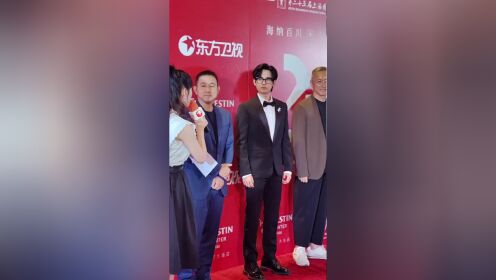 演员胡先煦带着电影《穿过月亮去旅行》来第25届#上海国际电影节# 啦~~