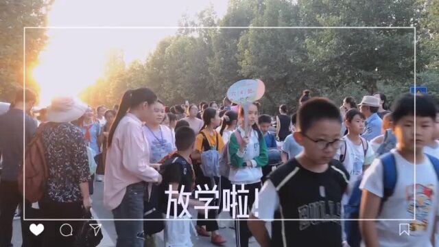 小学生放学啦!乖乖排着队喊着口号出校门