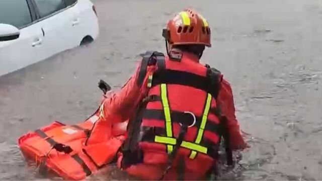 湖南湘潭暴雨致多人被困,消防紧急救援