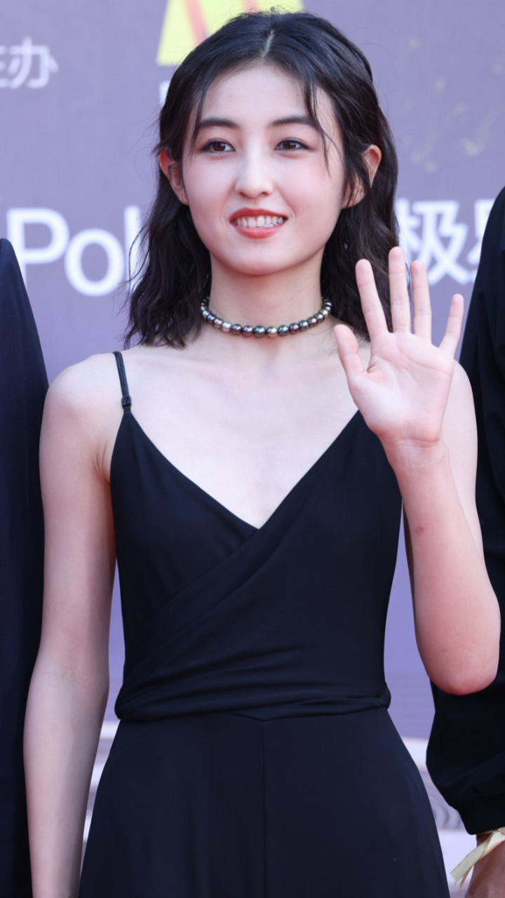 张子枫吊带连体裤亮相微博电影之夜 双手插兜变酷妹