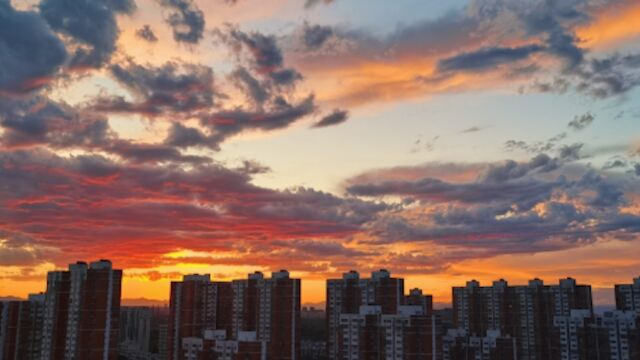 落日熔金,晚霞烂漫!北京天空现橙粉色晚霞,仿佛打翻油画盘