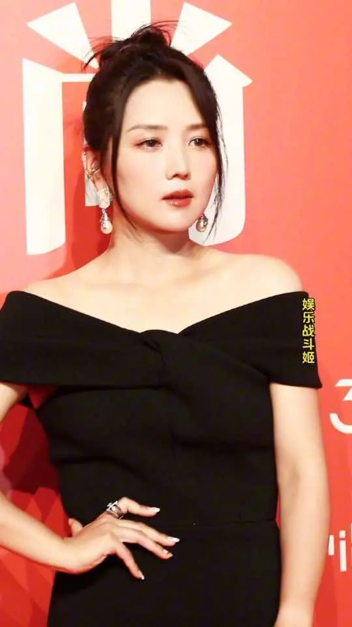 何洁一身黑色礼服亮相#时尚知道遇见之夜红毯_高清1080P在线观看平台_腾讯视频