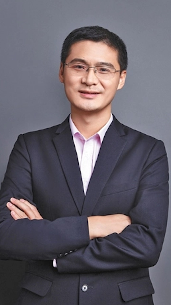 罗翔寄语毕业生:愿我们都有足够的美善,去对抗邪恶而不与之同流合污