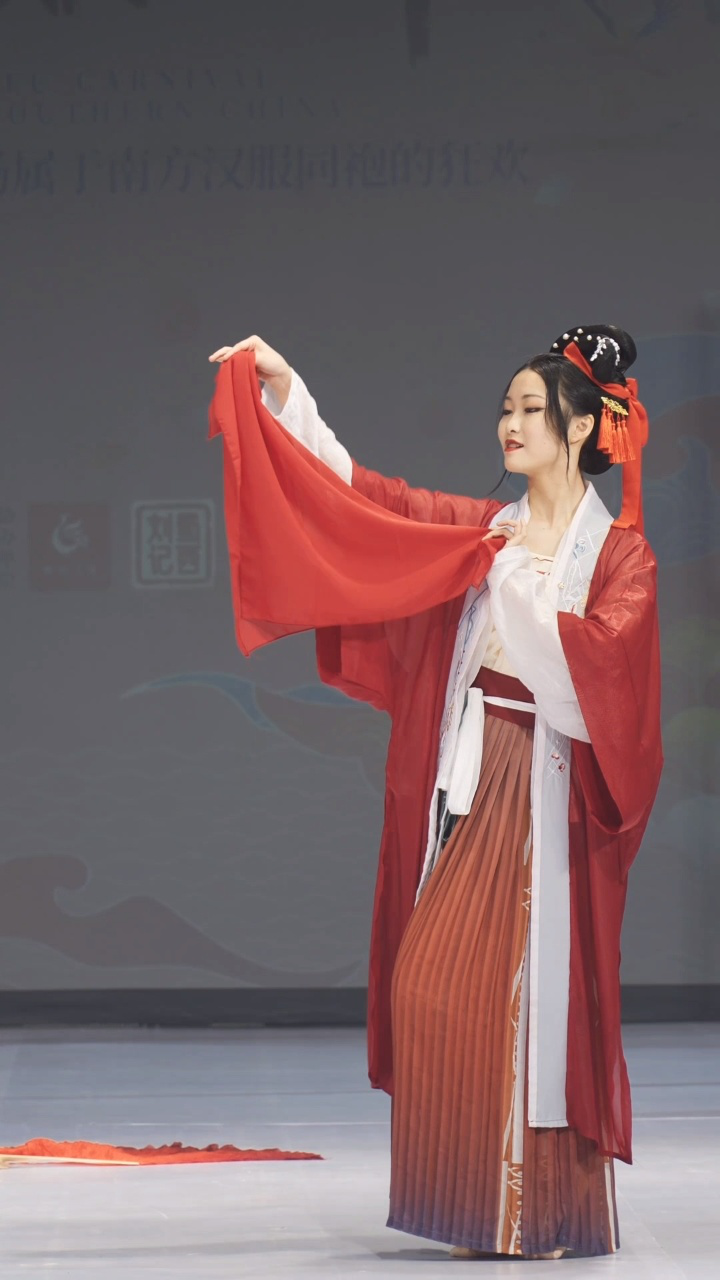 "裁去良人,奈何不归,故作颜开."古典舞《囍》