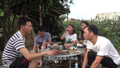 桂林朋友来家里做客，小莫煮家乡特色菜招待，淳朴的乡情十分热闹