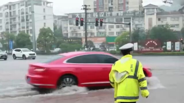 江西萍乡:强降雨导致城市内涝,多条路段积水严重