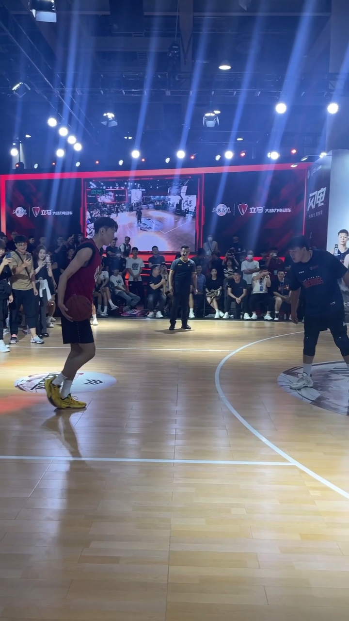 恭喜白晶在路人王广州站决赛中夺得冠军!