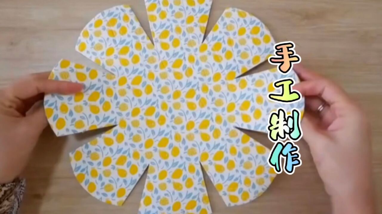 裁剪两片花瓣形状,缝合一起,摆在家里收藏小物品,既整洁又干净