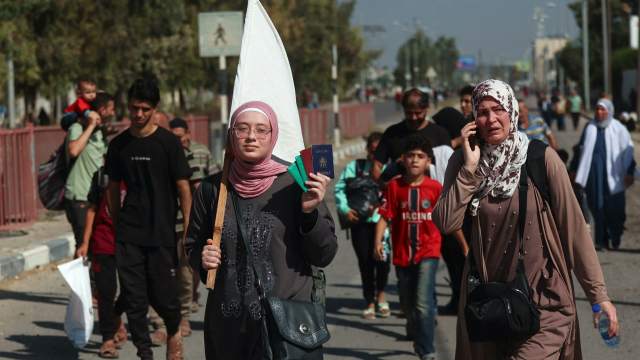 以军视频别有用心:加沙人举白旗,坦克炮口下南撤,平民也投降?