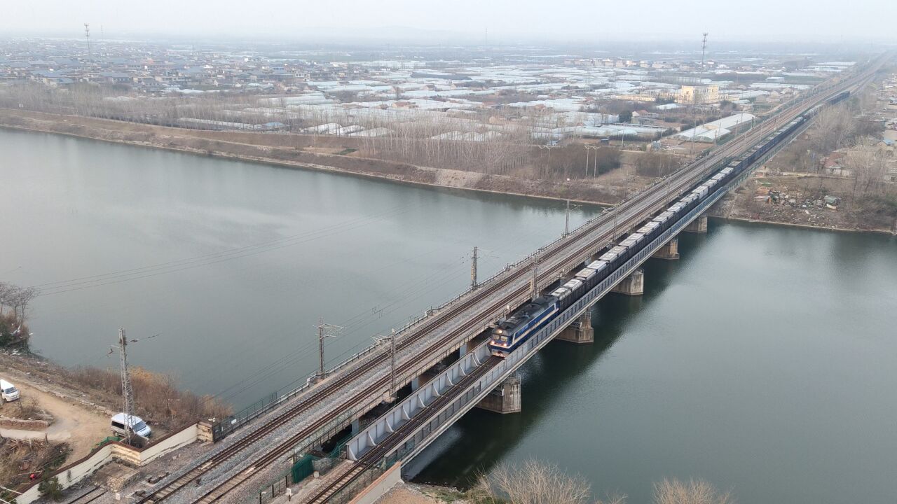 df8b牵引货车通过新长线新沂沭河桥