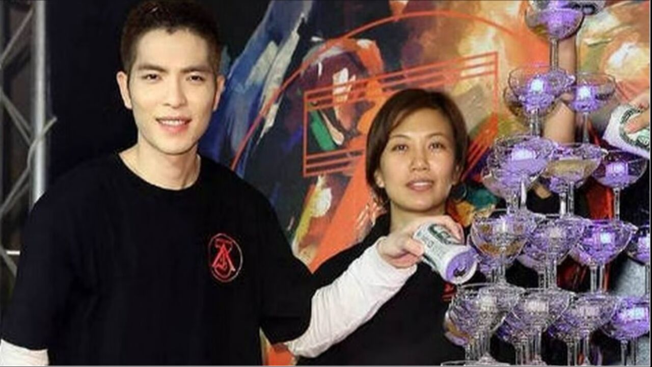 萧敬腾一辆豪车上千万,住8层豪宅认向华强当爹,他究竟多有钱?