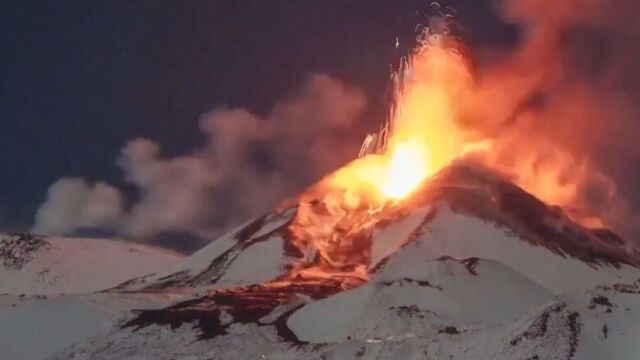 意大利埃特纳火山喷发:炽热岩浆不断“咆哮” 从雪山顶喷涌而出