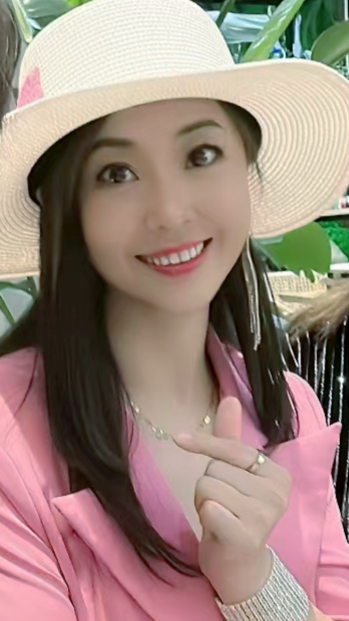 2023中国石林火把狂欢节"爱在石林"群星演唱会歌手杨梓演唱现场