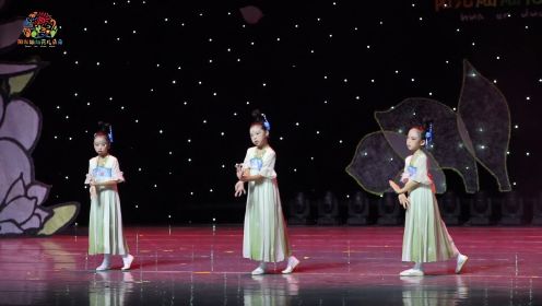 少儿群舞《有位姑娘》小演员们的舞姿中带着一份灵气，营造出中国古典舞如诗如画的意境，动静结合的肢体语言，纯净且真实，不断流连美的感受。