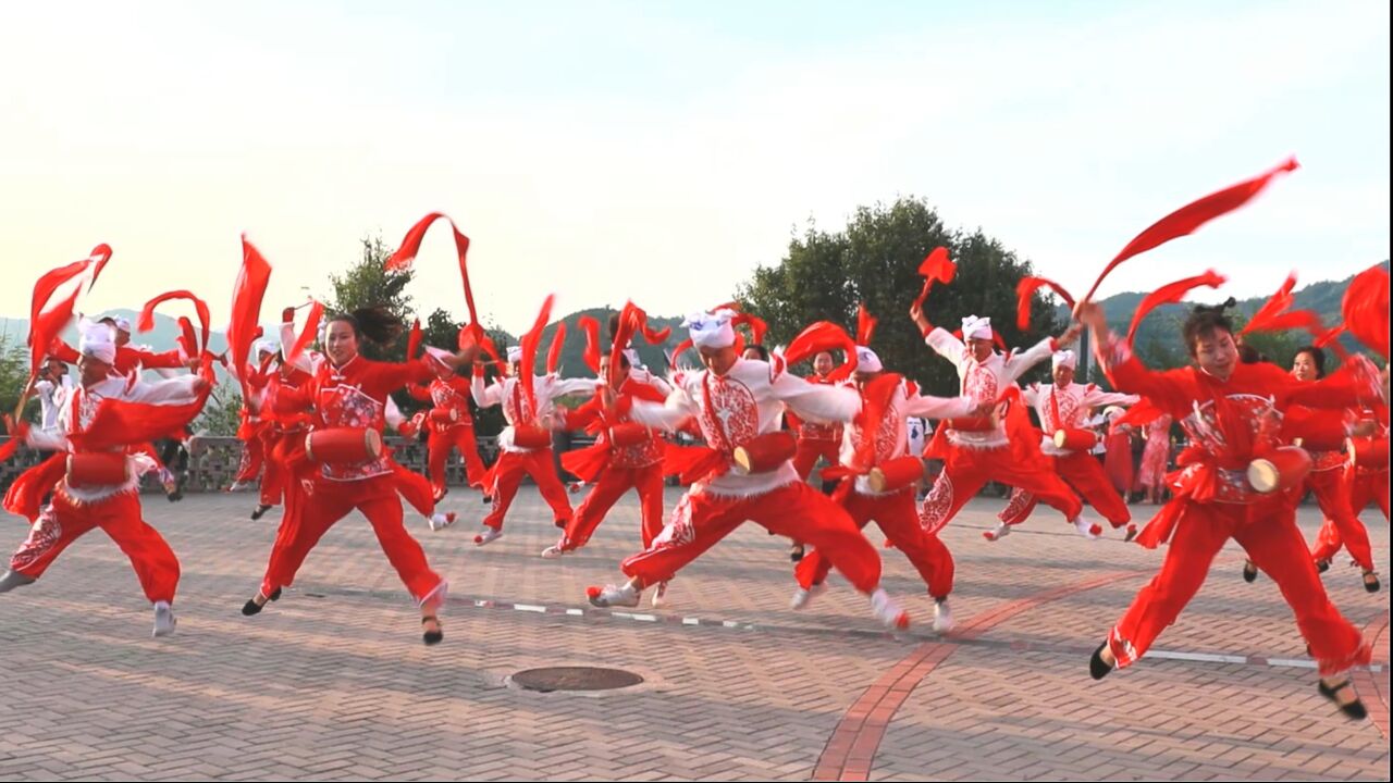 安塞腰鼓山上的安塞腰鼓表演,热烈喜庆豪迈大气,最美安塞新宇文化传媒