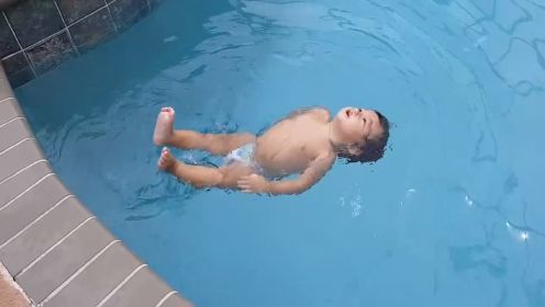 1岁萌娃穿尿不湿游12米泳池，仰泳爬泳随意切换，如鱼儿般灵活