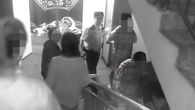 直击扫黄现场!民警呵斥“出来”,多名男女排队下楼:10人被刑拘