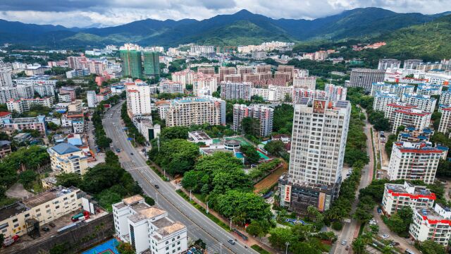 航拍海南岛:翡翠山城五指山市,海南中部第一城