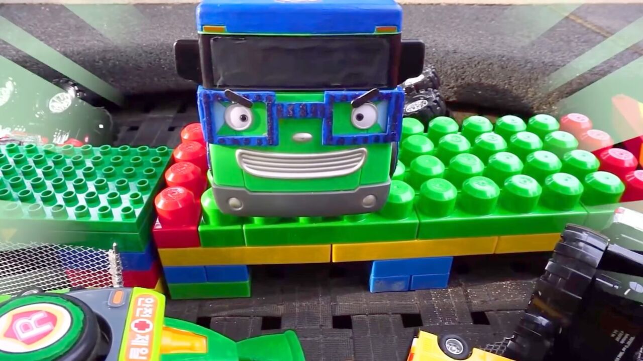 宝宝巴士 越野蓝色巴士欺负伙伴 看翻斗车挖掘机怎么教训它的