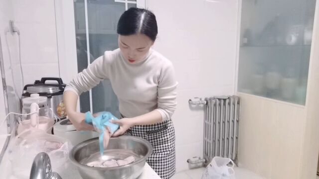 畅畅用迷你厨房做鸡翅,油热煎炸吓出表情包,妈妈也忘记大事情