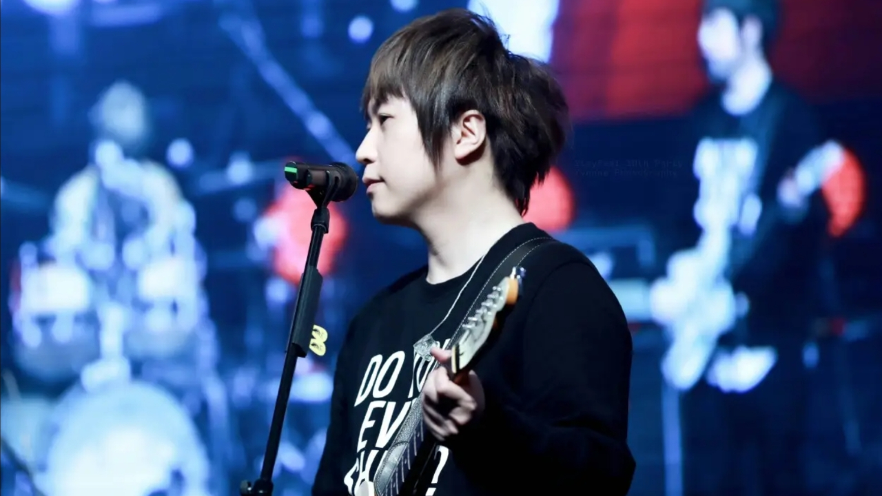 五月天直播反锤假唱,阿信自嘲这几天被骂很惨,疑打不过开始摆烂