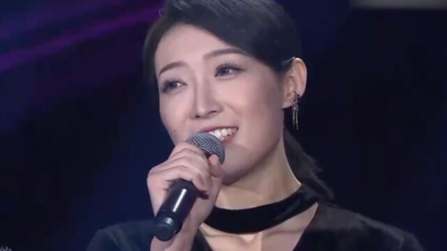 徐一周演唱《遇见》,嗓音甜美,感觉像是恋爱一样