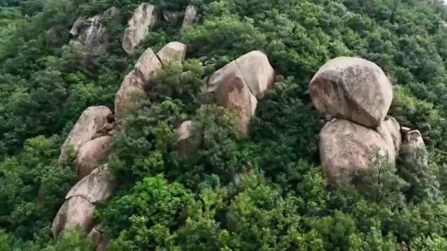 财神奉和悬空石,代表了盘山的花岗岩地貌,是典型的花岗岩山峰