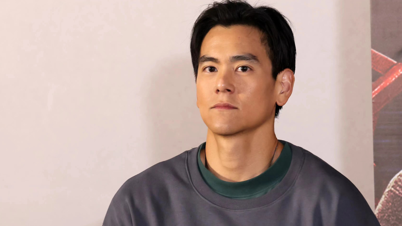 彭于晏真没偶像包袱,秀倒立接后滚翻,裤子别出心裁设计引网友热议