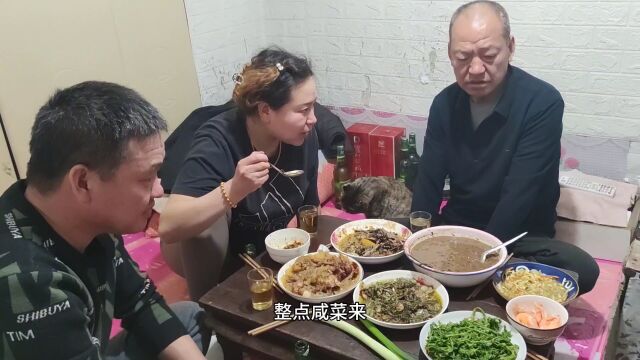 东北猫冬生活就是好,天天吃着美味佳肴,喝着冰镇小啤酒,美啊