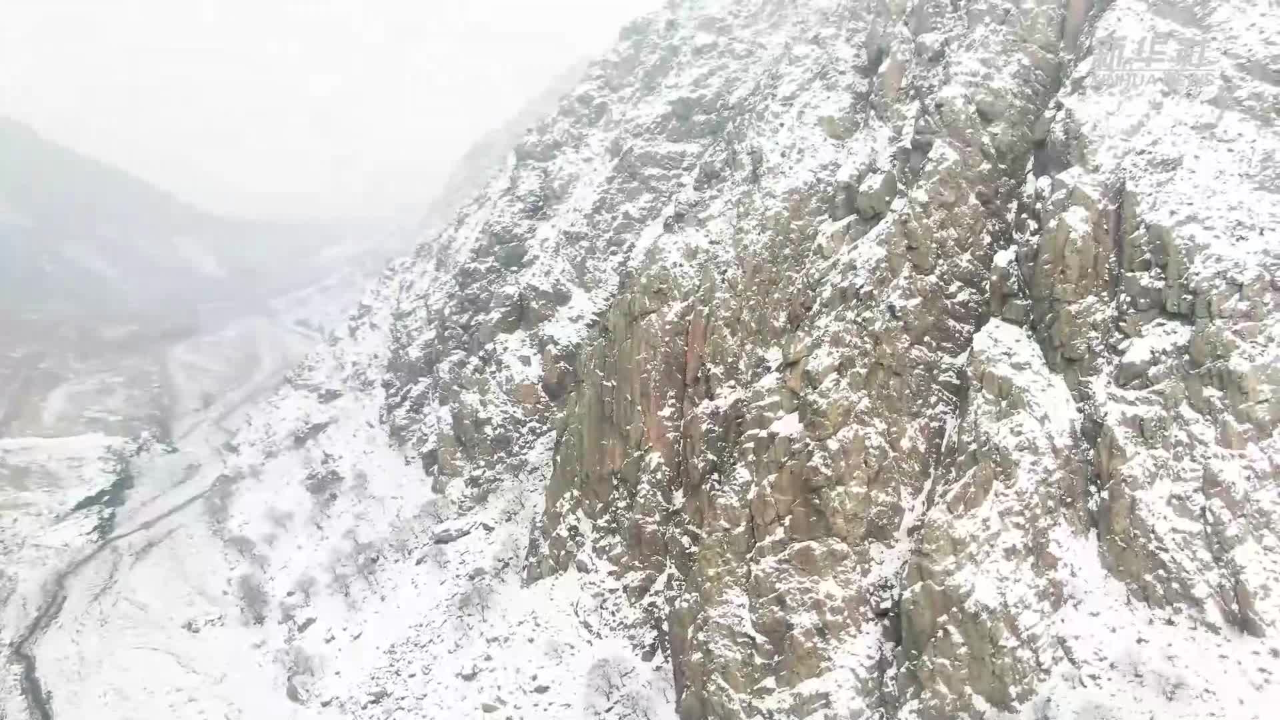 雪映贺兰山