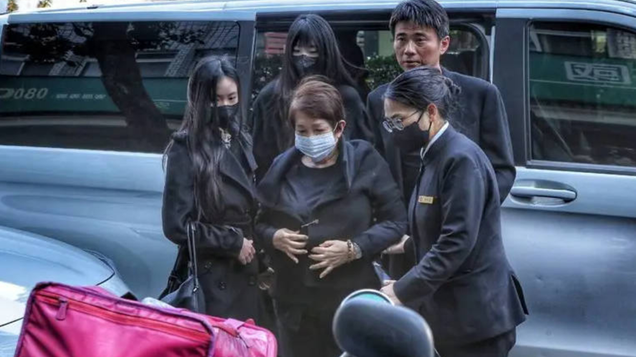 小s公公灵堂现场曝光,全家人露面神情悲伤,拒绝采访一言不发