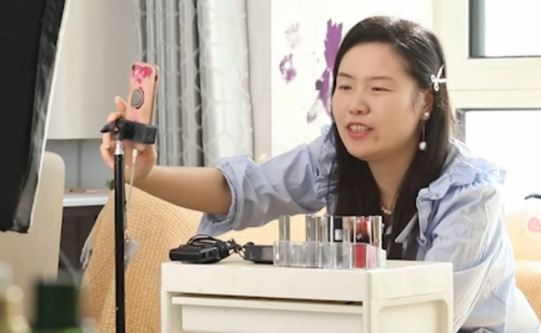 盲人化妆师肖佳,追光逐梦点亮"睛"彩人生